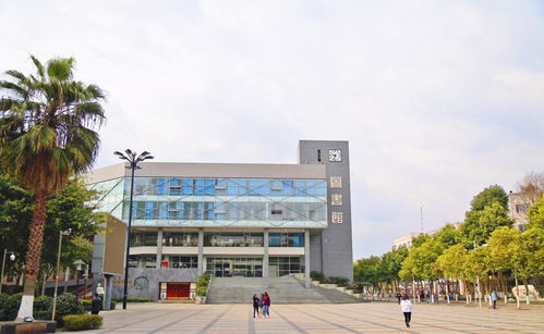 成都農業科技職業學院歡迎您 科技與自然交融的校園風光